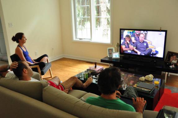 Assistindo à derrota brasileira na final olímpica, em Markham, subúrbio de Toronto, no Canadá